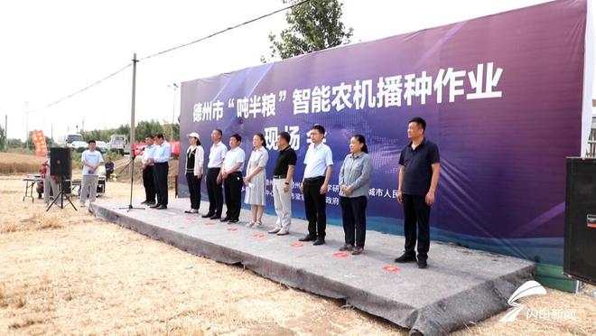 必赢国际:“三夏”一线丨德州:无人驾驶、电力驱动、精准补水多款智能农机田间秀技能(图4)