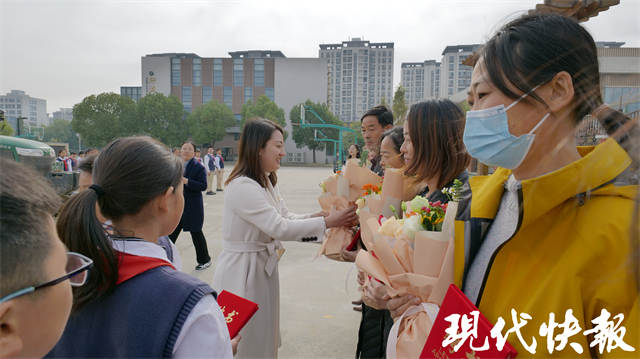 必赢:播种拖拉一体机开进校园扬州这个小学聘请农民当校外导师(图1)