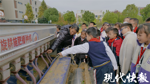 必赢:播种拖拉一体机开进校园扬州这个小学聘请农民当校外导师(图2)