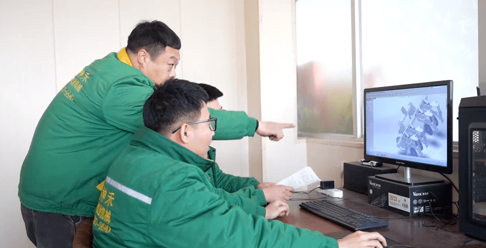 bwin网站：河北任丘：春耕正当时农机产销旺(图3)