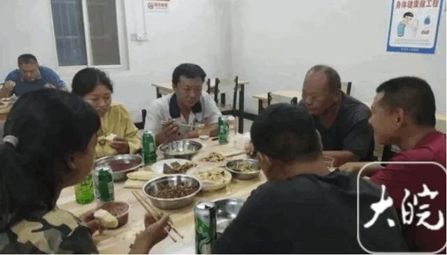 必赢：打工新鲜事儿“麦田CBD”与年轻的农机手们(图3)