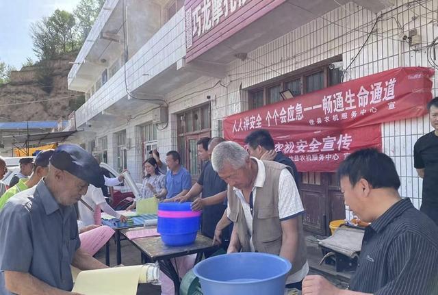 bwin网站：佳县开展“农机安全生产月”宣传活动(图1)
