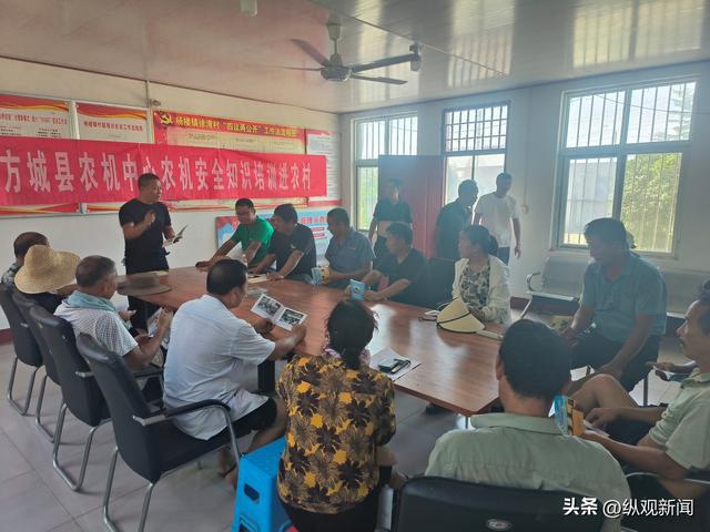 bwin网站：河南方城：农机安全宣传进乡村(图1)
