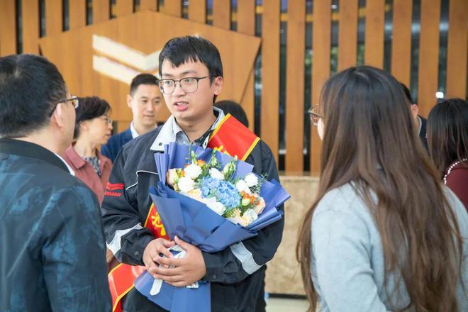 必赢：为生命接力！新吴“00后”小伙好样的！(图1)