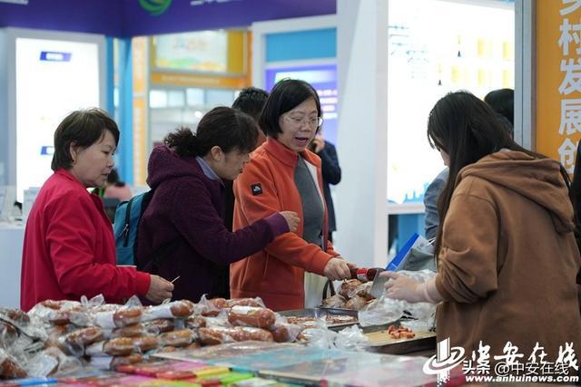 必赢国际：海内外近300家企业参展！2025国际乡村发展创新博览会开幕(图4)
