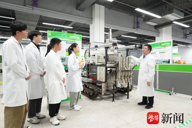 bwin网站：南农自主研发的“变形金刚”出招破解黏土春耕难题(图3)