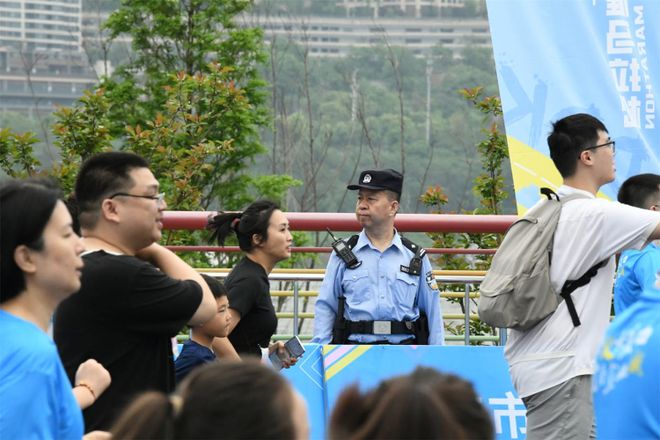 必赢：多维织密防护网重庆大渡口公安全力护航2025半马赛事(图2)