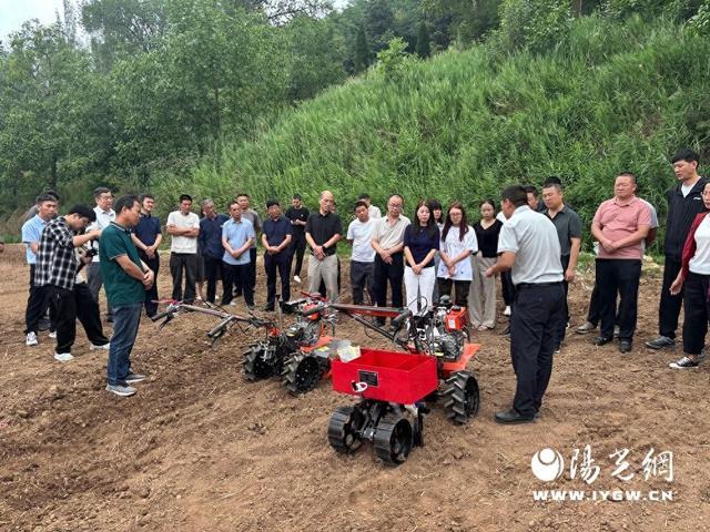 bwin网站：铜川市丘陵山区小型精量播种机操作使用技能培训会在宜君县举办(图1)