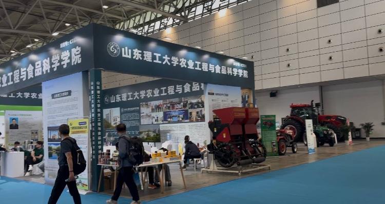 bwin网站：打破国外垄断！国内首款自主研发制造的六行打包式采棉机亮相(图2)