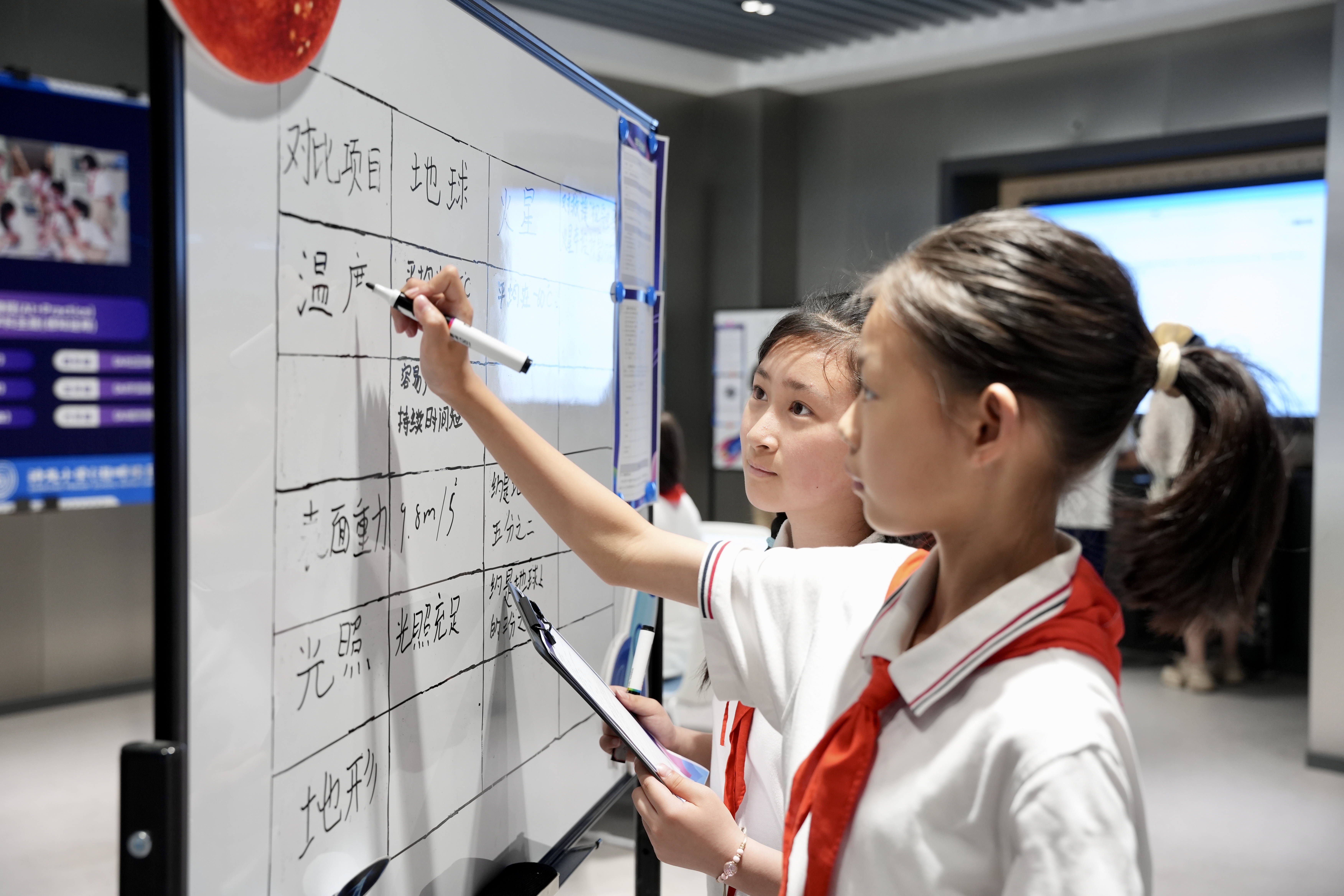 必赢国际：小学生AI造火星车银发族玩转无人机！湖北数字教育“开挂”了(图1)