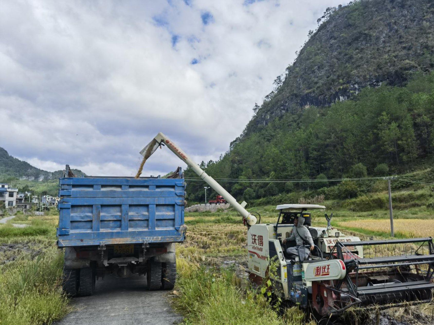 bwin网站：“农机共享”收获“双赢”(图2)