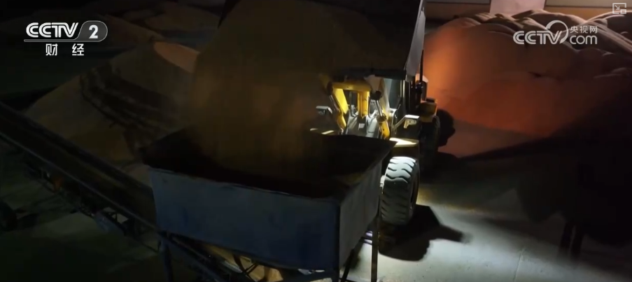 bwin网站：多举措协同全力推进秋收高科技农机与时间“赛跑”抢收抢种(图2)