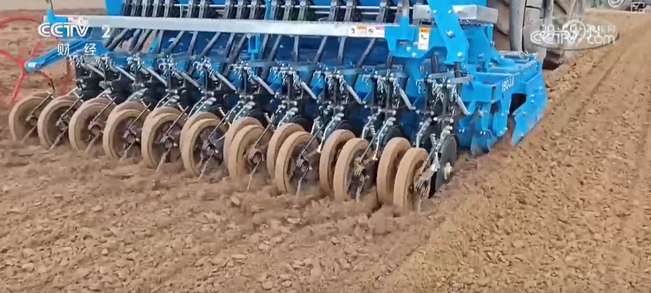 bwin网站：多举措协同全力推进秋收高科技农机与时间“赛跑”抢收抢种(图13)