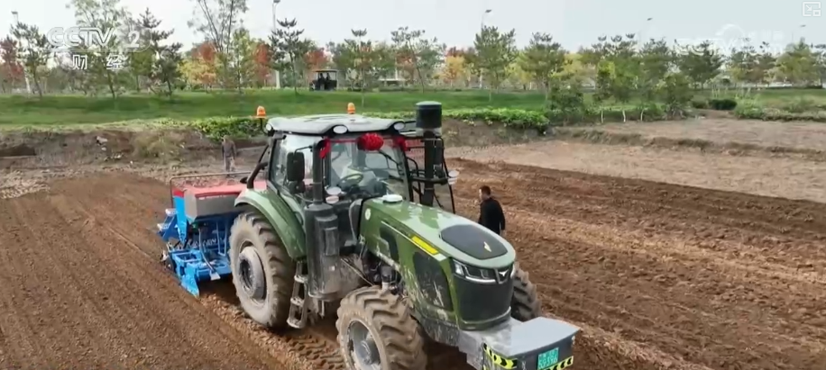 bwin网站：多举措协同全力推进秋收高科技农机与时间“赛跑”抢收抢种(图12)
