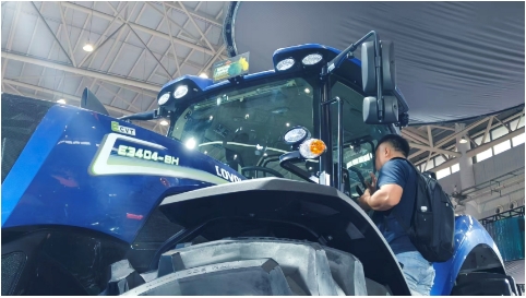 必赢：2025国际农机展丨潍柴雷沃新能源拖拉机闪耀全场(图2)