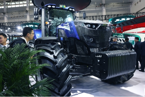 必赢：2025国际农机展丨潍柴雷沃新能源拖拉机闪耀全场(图3)