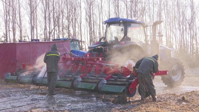 必赢：黑龙江友谊县：秋收落幕冬管忙农机“蓄力”备春耕(图2)