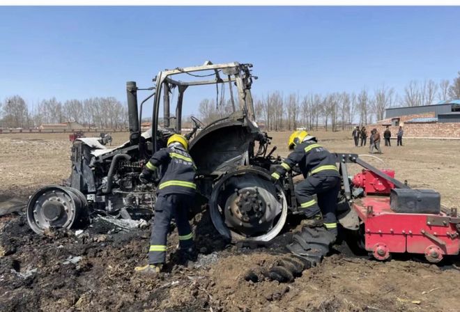 必赢国际：半夜惊魂！农机莫名起火万幸的是……(图2)