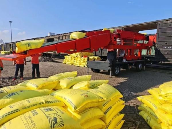 必赢国际：烟台港：“智慧装备”上线！小袋化肥装卸效率提升50%(图1)