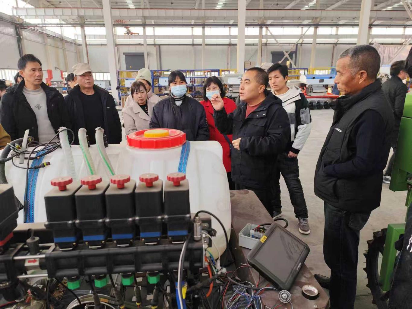 bwin网站：南郑农机手外训归来：田间“神器”上手练智慧农业开眼界(图2)