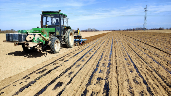 必赢：农机导航市场竞争激烈以农业视角解析知名农机导航品牌定价逻辑(图1)