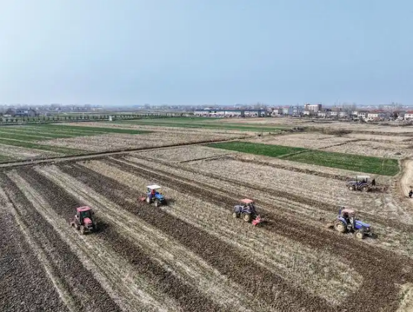 必赢：农机导航市场竞争激烈以农业视角解析知名农机导航品牌定价逻辑(图2)