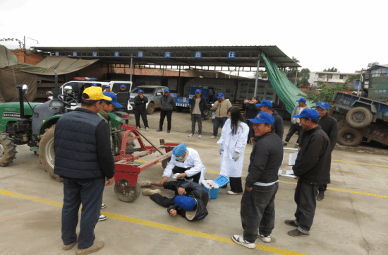 bwin网站：元谋县开展2025年农机事故应急处置演练(图2)