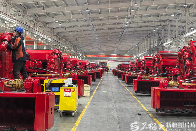 bwin网站：天山北望：发展新潮动能澎湃正当时(图2)