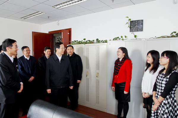 必赢：韩长赋在部属事业单位调研时强调推进农业机械化发展加快转变农业发展方式(图1)