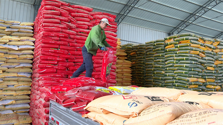 必赢国际：【新春走基层】高台：春耕备耕正当时农资农机购销两旺(图3)