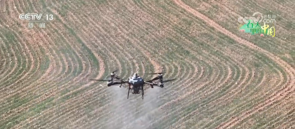 bwin网站：水肥机器人、AI+无人机农机新装备成为春管“主力军”夯实夏粮丰收基础(图3)