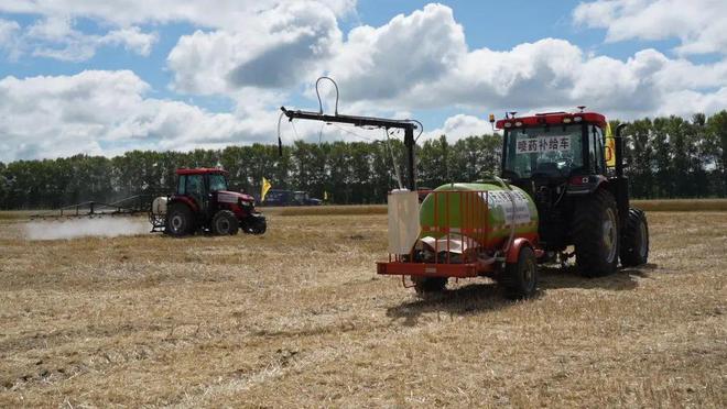必赢国际：国产农机搭载“智慧芯”——北大荒红星农场小麦生产全程无人化作业“首秀”(图3)
