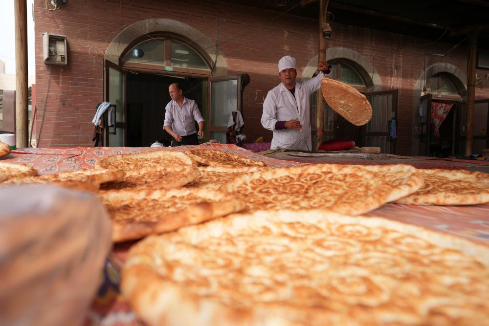 必赢国际：潮涌新疆70年小村新变：达西村里的幸福日子(图3)