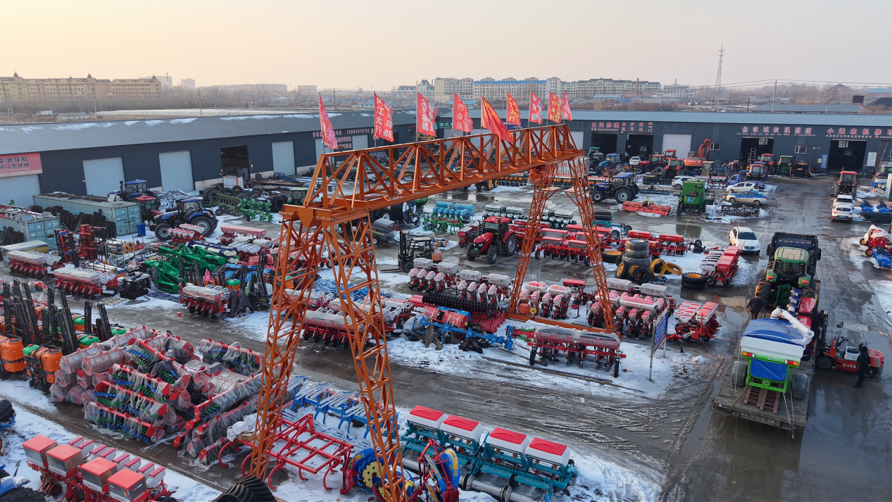 bwin网站：同江：人勤春来早沃野农机忙(图1)