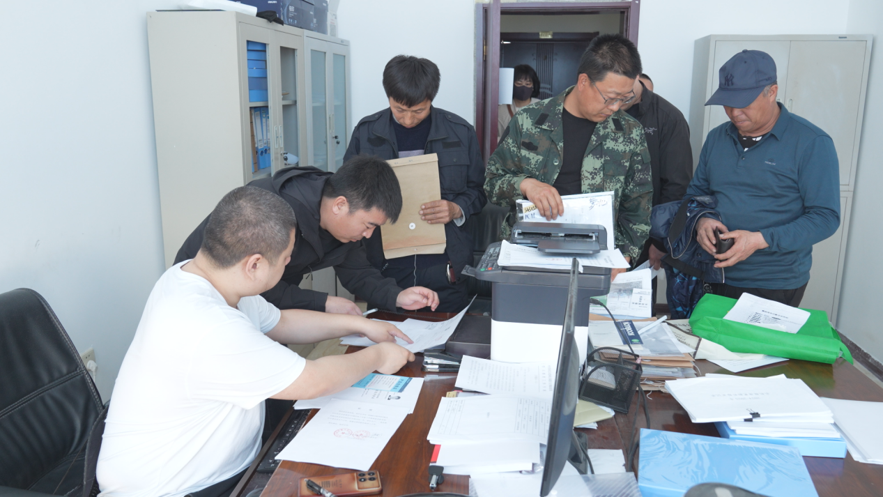 bwin网站：同江：人勤春来早沃野农机忙(图2)