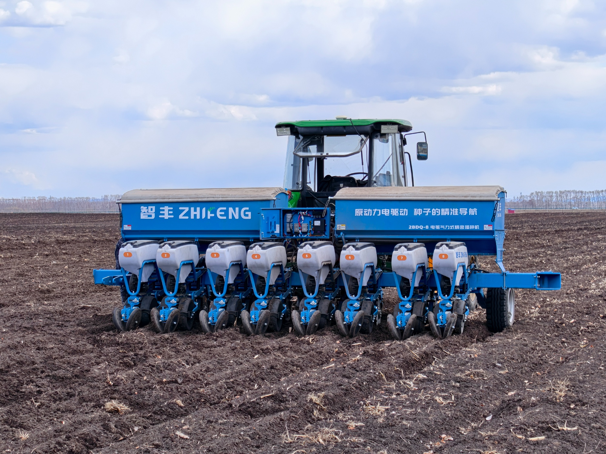 必赢国际：聚焦北大荒友谊分公司：国产高端智能农机精准赋能春耕(图2)